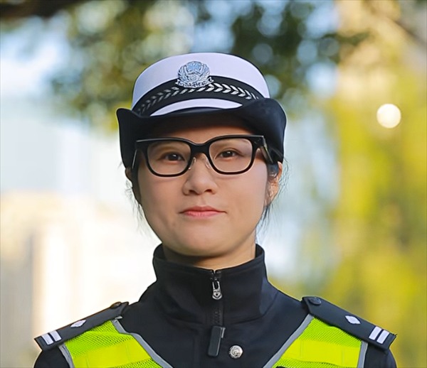 Почти терминатор: в Китае патрульные получили ИИ-очки&nbsp;для мгновенного распознавания автомобилей